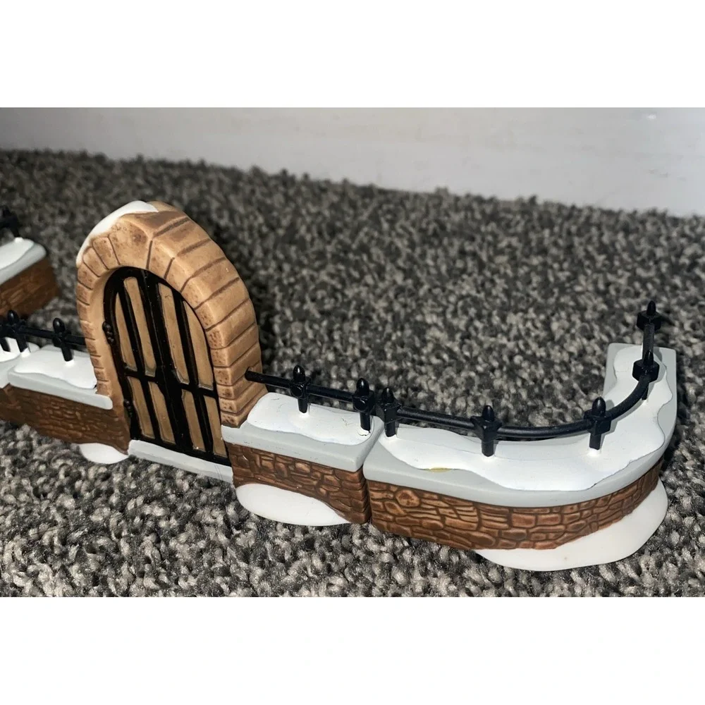 Dept 56 "Churchyard Gate and Fence" Set of 3, Heritage Village Col #5806-8 - Picture 3 of 8